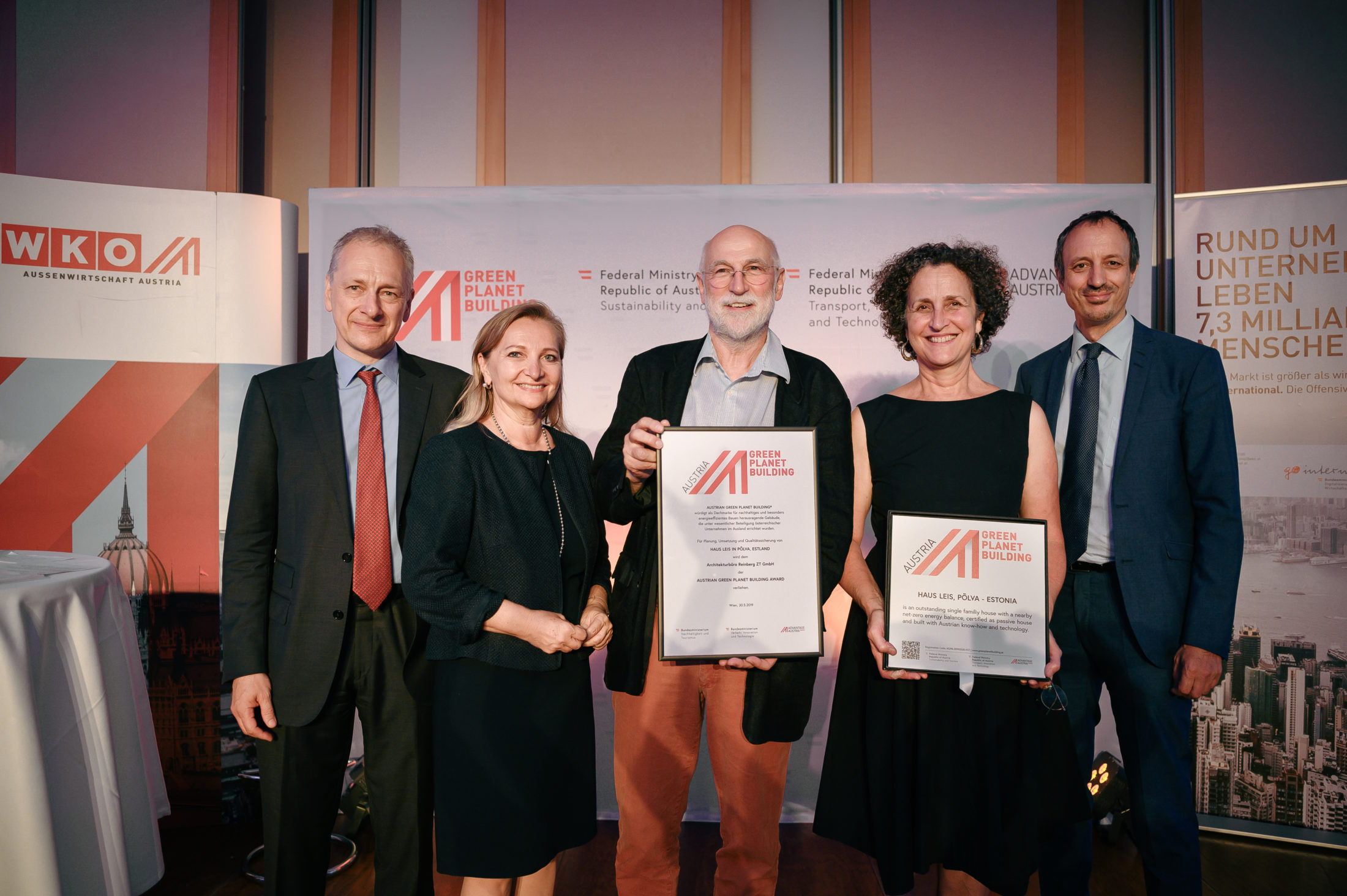 Hans Günther Schwarz - BMVIT, Ulrike Rabmer-Koller Vicepresident WKÖ, Georg Reinberg & Martha Enriquez-Reinberg with Award, Jürgen Schneider - BMNT | © VALERIE MALTSEVA | Agenda Studio